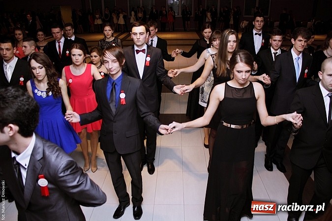 Zdjęcie w galerii na portalu naszraciborz.pl: II LO bawi się na studniówce w Zakrzowie wiadomości z regionu