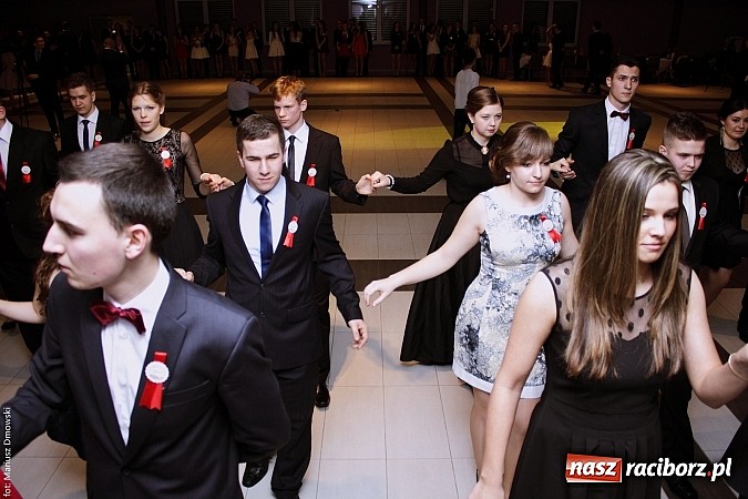 Zdjęcie w galerii na portalu naszraciborz.pl: II LO bawi się na studniówce w Zakrzowie wiadomości z regionu