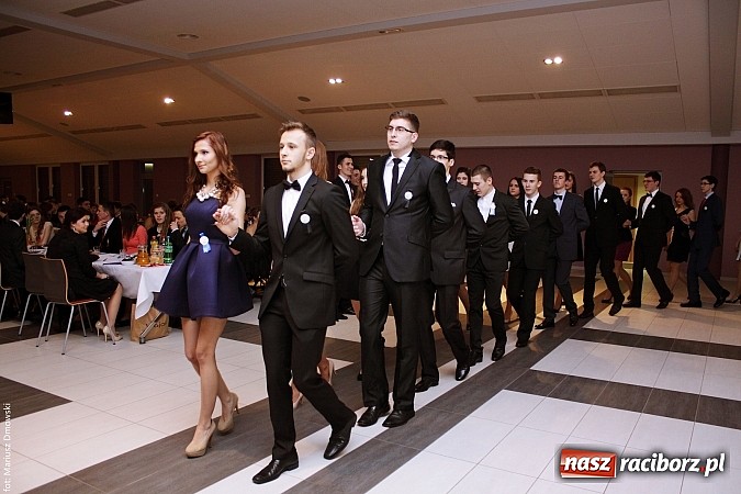 Zdjęcie w galerii na portalu naszraciborz.pl: II LO bawi się na studniówce w Zakrzowie wiadomości z regionu