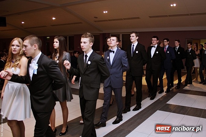 Zdjęcie w galerii na portalu naszraciborz.pl: II LO bawi się na studniówce w Zakrzowie wiadomości z regionu