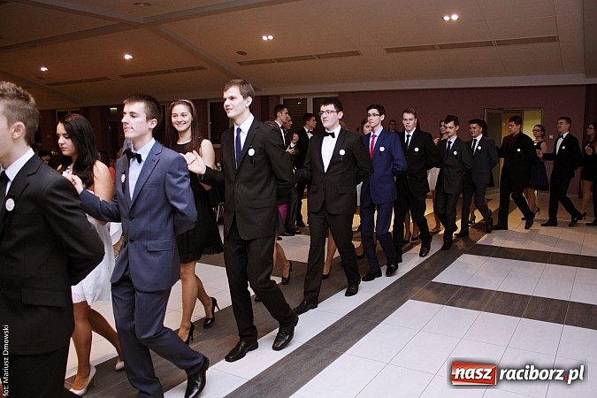 Zdjęcie w galerii na portalu naszraciborz.pl: II LO bawi się na studniówce w Zakrzowie wiadomości z regionu