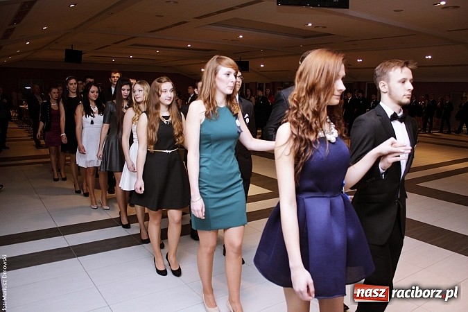 Zdjęcie w galerii na portalu naszraciborz.pl: II LO bawi się na studniówce w Zakrzowie wiadomości z regionu