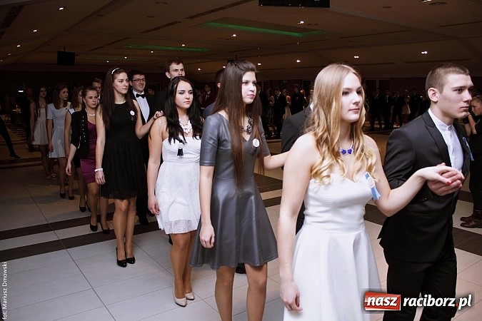 Zdjęcie w galerii na portalu naszraciborz.pl: II LO bawi się na studniówce w Zakrzowie wiadomości z regionu