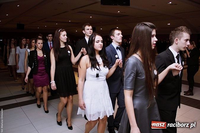 Zdjęcie w galerii na portalu naszraciborz.pl: II LO bawi się na studniówce w Zakrzowie wiadomości z regionu