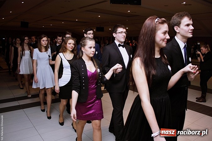 Zdjęcie w galerii na portalu naszraciborz.pl: II LO bawi się na studniówce w Zakrzowie wiadomości z regionu