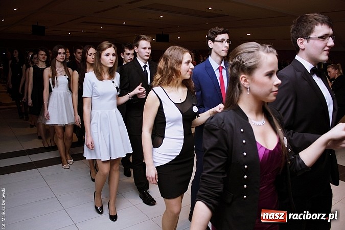 Zdjęcie w galerii na portalu naszraciborz.pl: II LO bawi się na studniówce w Zakrzowie wiadomości z regionu