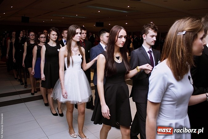 Zdjęcie w galerii na portalu naszraciborz.pl: II LO bawi się na studniówce w Zakrzowie wiadomości z regionu