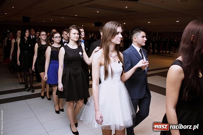 Zdjęcie w galerii na portalu naszraciborz.pl: II LO bawi się na studniówce w Zakrzowie wiadomości z regionu