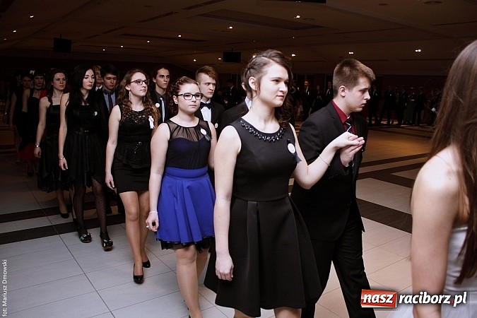 Zdjęcie w galerii na portalu naszraciborz.pl: II LO bawi się na studniówce w Zakrzowie wiadomości z regionu