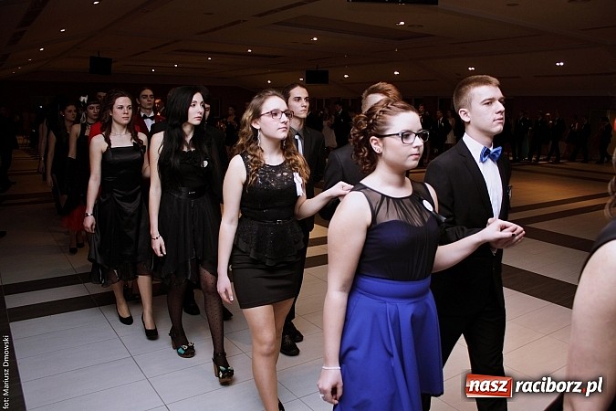 Zdjęcie w galerii na portalu naszraciborz.pl: II LO bawi się na studniówce w Zakrzowie wiadomości z regionu