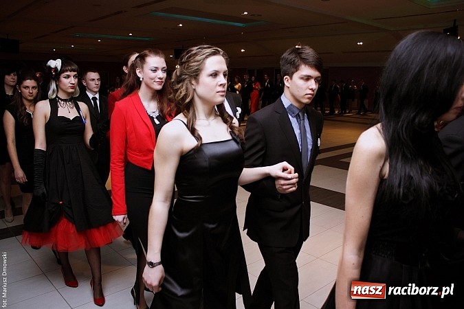 Zdjęcie w galerii na portalu naszraciborz.pl: II LO bawi się na studniówce w Zakrzowie wiadomości z regionu