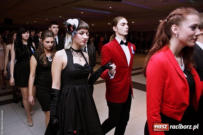 Zdjęcie w galerii na portalu naszraciborz.pl: II LO bawi się na studniówce w Zakrzowie wiadomości z regionu