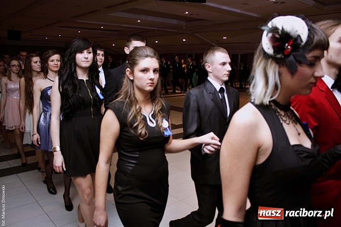 Zdjęcie w galerii na portalu naszraciborz.pl: II LO bawi się na studniówce w Zakrzowie wiadomości z regionu