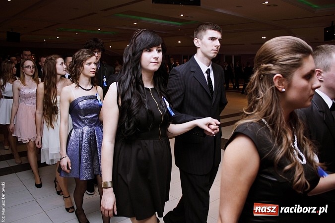 Zdjęcie w galerii na portalu naszraciborz.pl: II LO bawi się na studniówce w Zakrzowie wiadomości z regionu