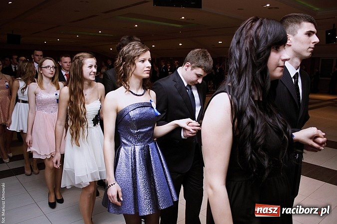 Zdjęcie w galerii na portalu naszraciborz.pl: II LO bawi się na studniówce w Zakrzowie wiadomości z regionu