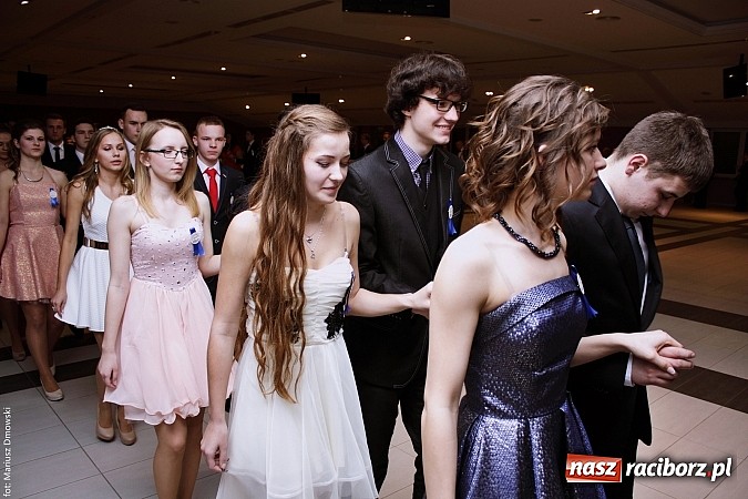 Zdjęcie w galerii na portalu naszraciborz.pl: II LO bawi się na studniówce w Zakrzowie wiadomości z regionu