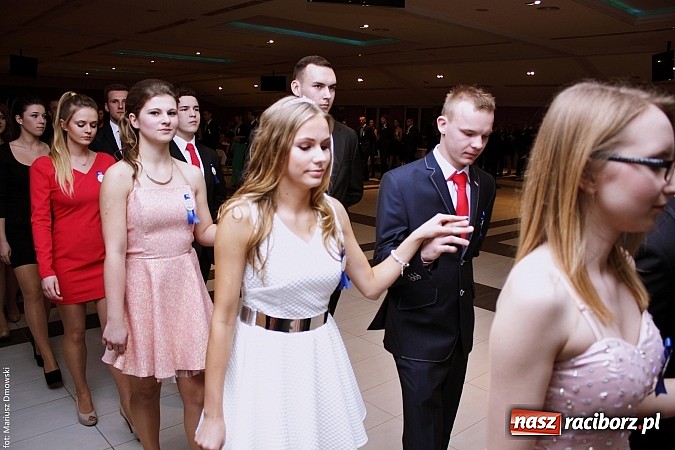 Zdjęcie w galerii na portalu naszraciborz.pl: II LO bawi się na studniówce w Zakrzowie wiadomości z regionu