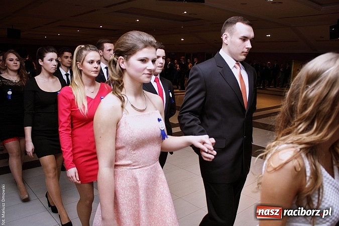 Zdjęcie w galerii na portalu naszraciborz.pl: II LO bawi się na studniówce w Zakrzowie wiadomości z regionu