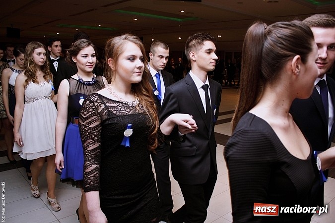 Zdjęcie w galerii na portalu naszraciborz.pl: II LO bawi się na studniówce w Zakrzowie wiadomości z regionu