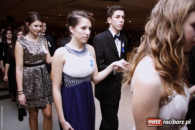 Zdjęcie w galerii na portalu naszraciborz.pl: II LO bawi się na studniówce w Zakrzowie wiadomości z regionu