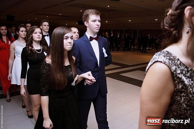 Zdjęcie w galerii na portalu naszraciborz.pl: II LO bawi się na studniówce w Zakrzowie wiadomości z regionu