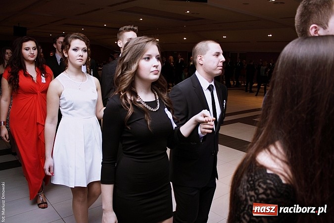 Zdjęcie w galerii na portalu naszraciborz.pl: II LO bawi się na studniówce w Zakrzowie wiadomości z regionu