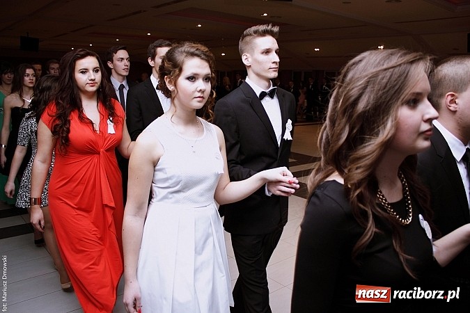 Zdjęcie w galerii na portalu naszraciborz.pl: II LO bawi się na studniówce w Zakrzowie wiadomości z regionu