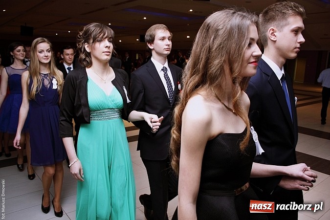 Zdjęcie w galerii na portalu naszraciborz.pl: II LO bawi się na studniówce w Zakrzowie wiadomości z regionu