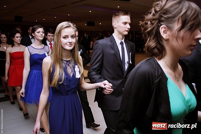 Zdjęcie w galerii na portalu naszraciborz.pl: II LO bawi się na studniówce w Zakrzowie wiadomości z regionu