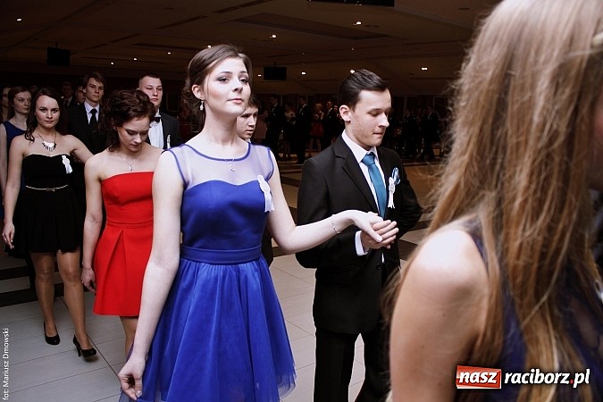 Zdjęcie w galerii na portalu naszraciborz.pl: II LO bawi się na studniówce w Zakrzowie wiadomości z regionu