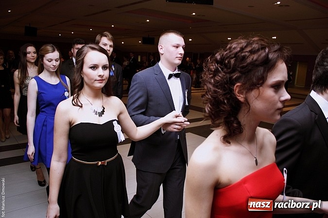 Zdjęcie w galerii na portalu naszraciborz.pl: II LO bawi się na studniówce w Zakrzowie wiadomości z regionu