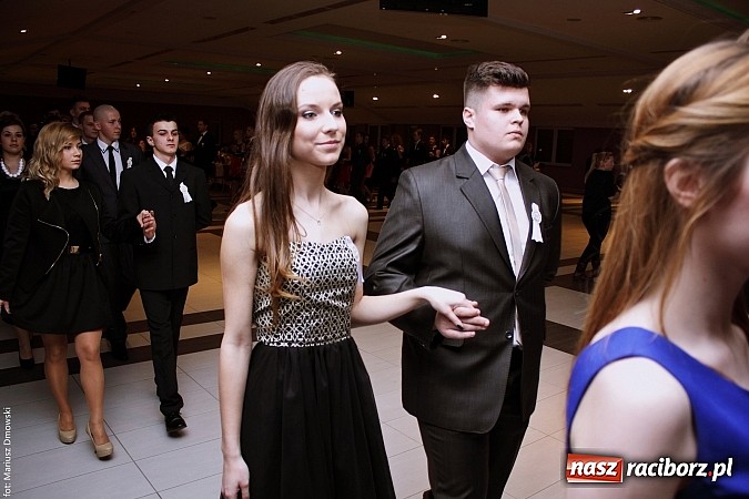 Zdjęcie w galerii na portalu naszraciborz.pl: II LO bawi się na studniówce w Zakrzowie wiadomości z regionu