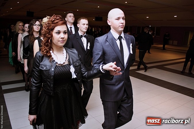 Zdjęcie w galerii na portalu naszraciborz.pl: II LO bawi się na studniówce w Zakrzowie wiadomości z regionu