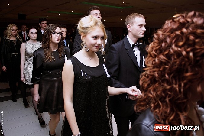 Zdjęcie w galerii na portalu naszraciborz.pl: II LO bawi się na studniówce w Zakrzowie wiadomości z regionu