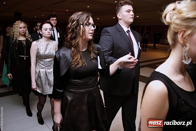 Zdjęcie w galerii na portalu naszraciborz.pl: II LO bawi się na studniówce w Zakrzowie wiadomości z regionu