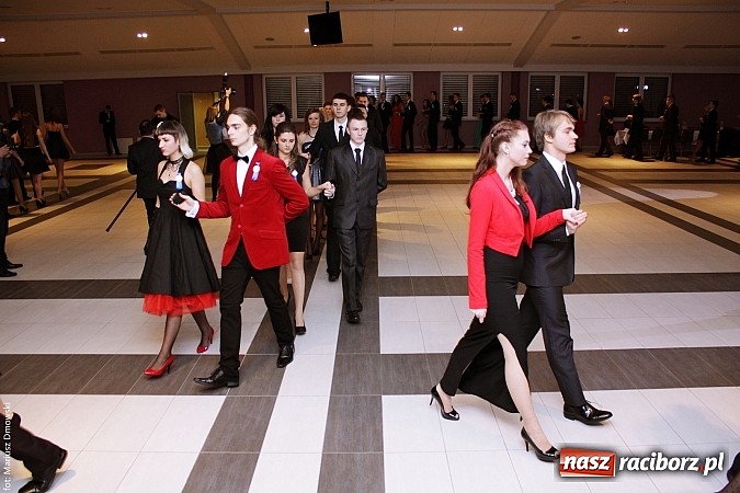 Zdjęcie w galerii na portalu naszraciborz.pl: II LO bawi się na studniówce w Zakrzowie wiadomości z regionu