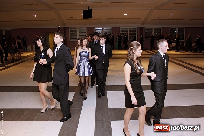 Zdjęcie w galerii na portalu naszraciborz.pl: II LO bawi się na studniówce w Zakrzowie wiadomości z regionu