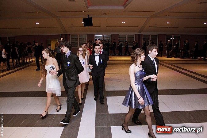 Zdjęcie w galerii na portalu naszraciborz.pl: II LO bawi się na studniówce w Zakrzowie wiadomości z regionu