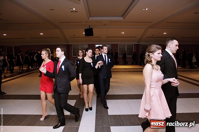 Zdjęcie w galerii na portalu naszraciborz.pl: II LO bawi się na studniówce w Zakrzowie wiadomości z regionu