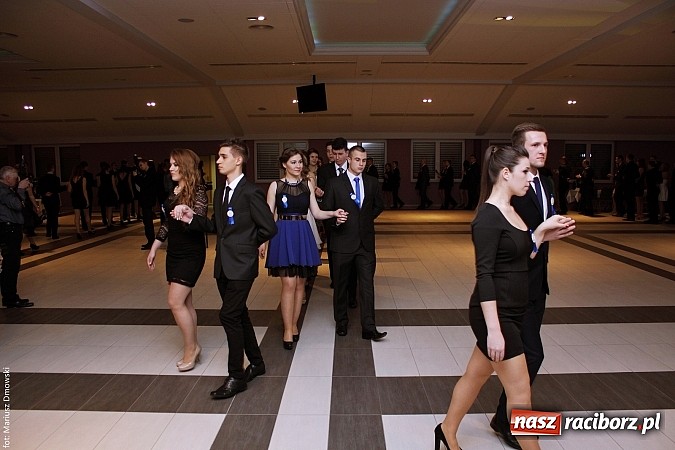 Zdjęcie w galerii na portalu naszraciborz.pl: II LO bawi się na studniówce w Zakrzowie wiadomości z regionu