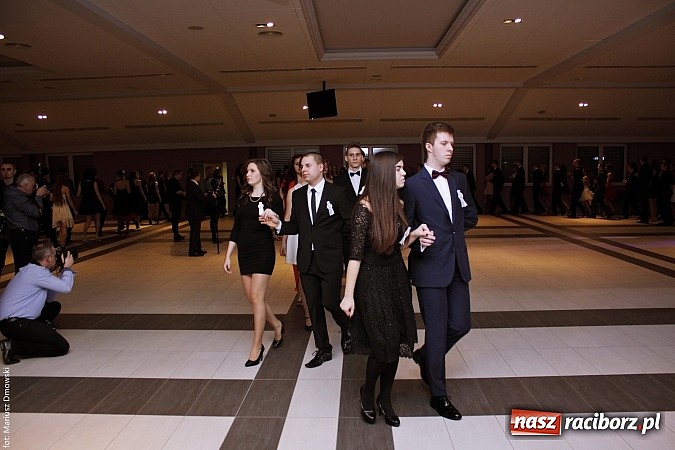 Zdjęcie w galerii na portalu naszraciborz.pl: II LO bawi się na studniówce w Zakrzowie wiadomości z regionu