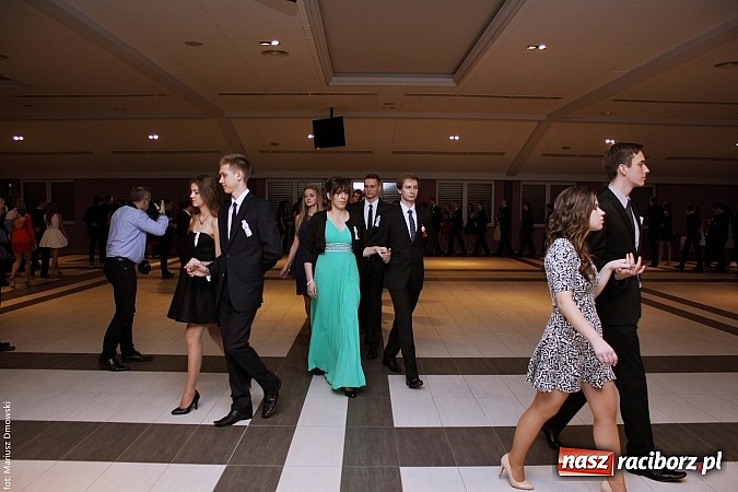 Zdjęcie w galerii na portalu naszraciborz.pl: II LO bawi się na studniówce w Zakrzowie wiadomości z regionu