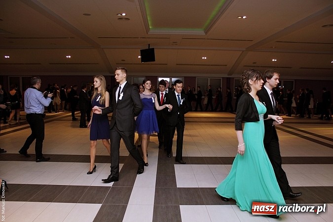 Zdjęcie w galerii na portalu naszraciborz.pl: II LO bawi się na studniówce w Zakrzowie wiadomości z regionu