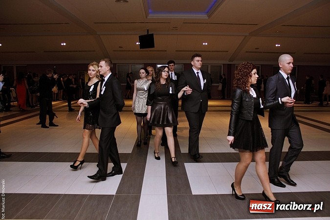 Zdjęcie w galerii na portalu naszraciborz.pl: II LO bawi się na studniówce w Zakrzowie wiadomości z regionu