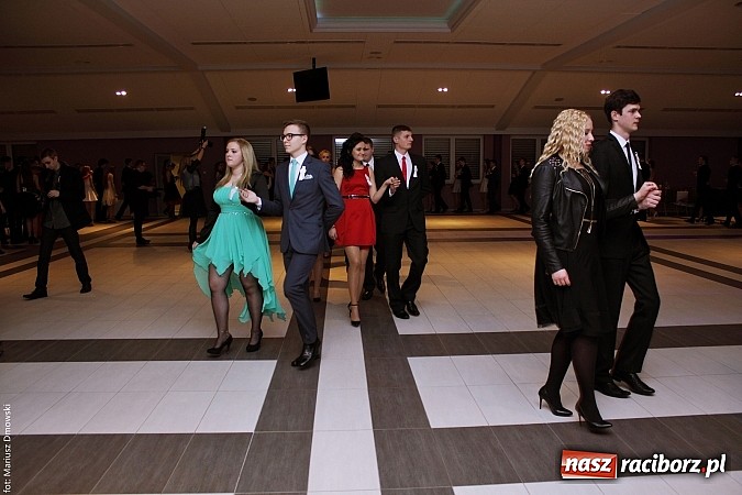 Zdjęcie w galerii na portalu naszraciborz.pl: II LO bawi się na studniówce w Zakrzowie wiadomości z regionu