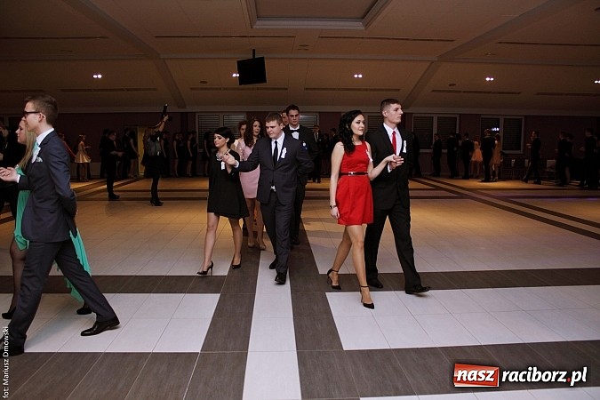 Zdjęcie w galerii na portalu naszraciborz.pl: II LO bawi się na studniówce w Zakrzowie wiadomości z regionu