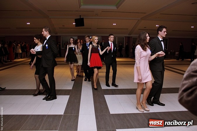 Zdjęcie w galerii na portalu naszraciborz.pl: II LO bawi się na studniówce w Zakrzowie wiadomości z regionu