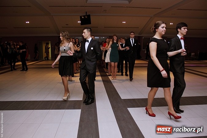 Zdjęcie w galerii na portalu naszraciborz.pl: II LO bawi się na studniówce w Zakrzowie wiadomości z regionu