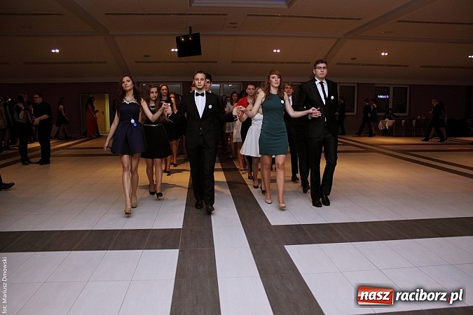 Zdjęcie w galerii na portalu naszraciborz.pl: II LO bawi się na studniówce w Zakrzowie wiadomości z regionu