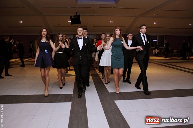 Zdjęcie w galerii na portalu naszraciborz.pl: II LO bawi się na studniówce w Zakrzowie wiadomości z regionu